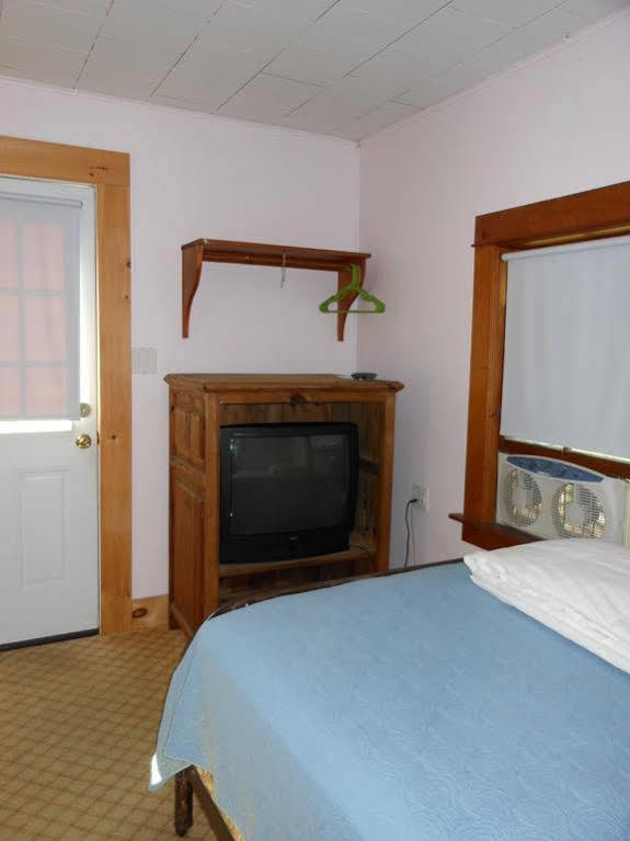 Katahdin Cabins Hotel Millinocket Exterior foto