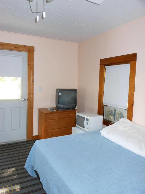 Katahdin Cabins Hotel Millinocket Exterior foto